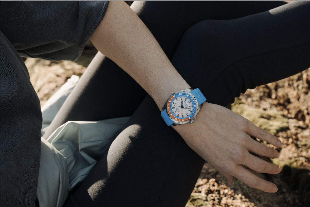 Certina DS-X GMT blå modell på håndledd på fjellknaus